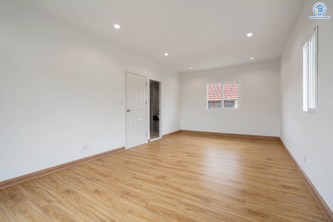 บ้านมือสองตกแต่งใหม่ ม.พฤกษาวิลเลจ11 ท่าอิฐ เนื้อที่ 52.5 ตร.ว. ฟังก์ชันพร้อม 3 ห้องนอน 2 ห้องน้ำ 1 ห้องอเนกประสงค์ จอดรถได้ 1 คัน บนทำเลศักยภาพ เข้า-ออกได้ทั้ง ถนนรัตนาธิเบศร์ และถนนราชพฤกษ์ ใกล้รถไฟฟ้าสายสีม่วง "สถานีบางรักน้อยท่าอิฐ"